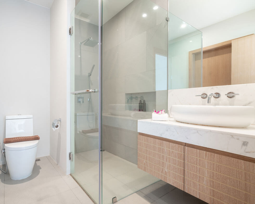 modernes Badezimmer mit Duschkabine, Waschbecken und WC