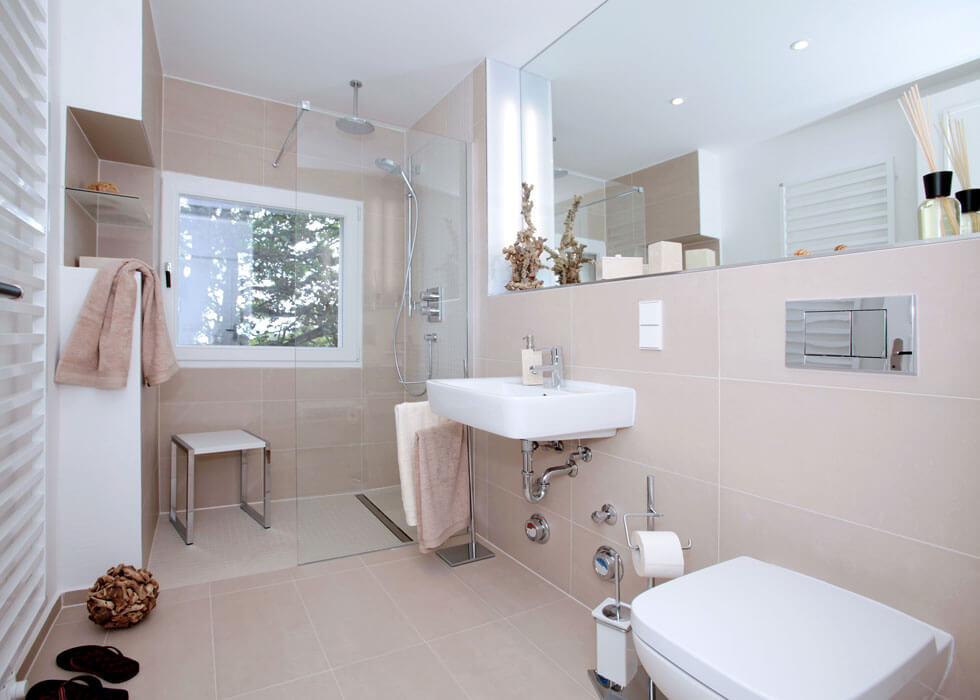 barrierefreies Badezimmer mit Duschkabine, Waschbecken und WC